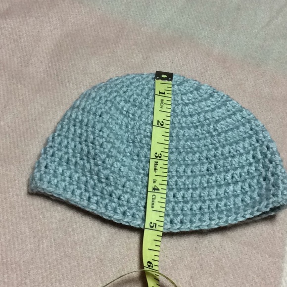 Neutral grey colored crochet baby hat - Picture 3 of 4